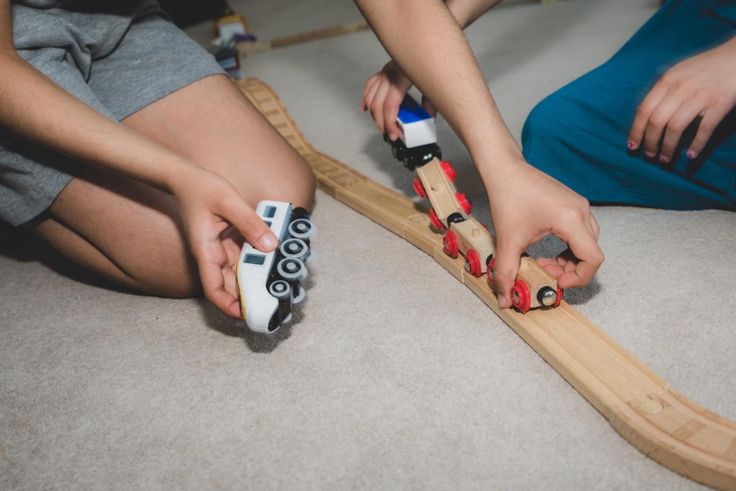 اللعب الإلكتروني أم الجسدي.. كيف يؤثر كل منهما على دماغ طفلك؟