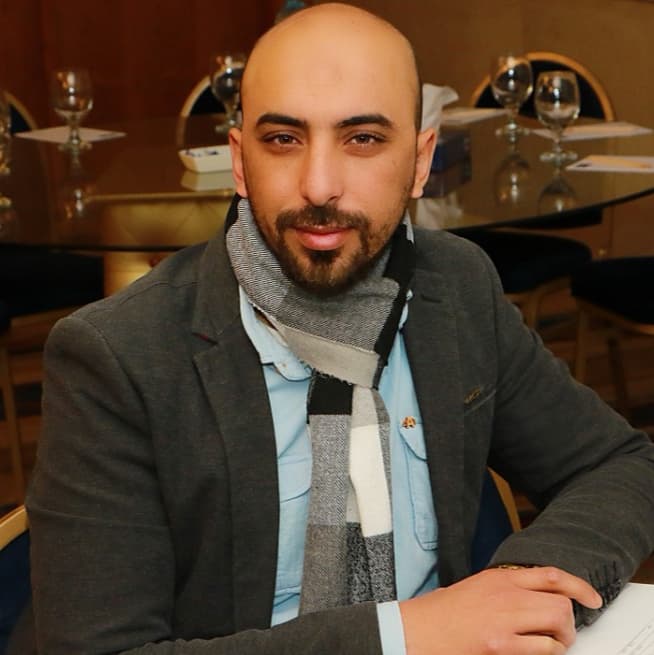 سوريون يرفعون العلم الأردني امتنانًا: محبة عابرة للحدود ودعم يتجدد في المدرجات