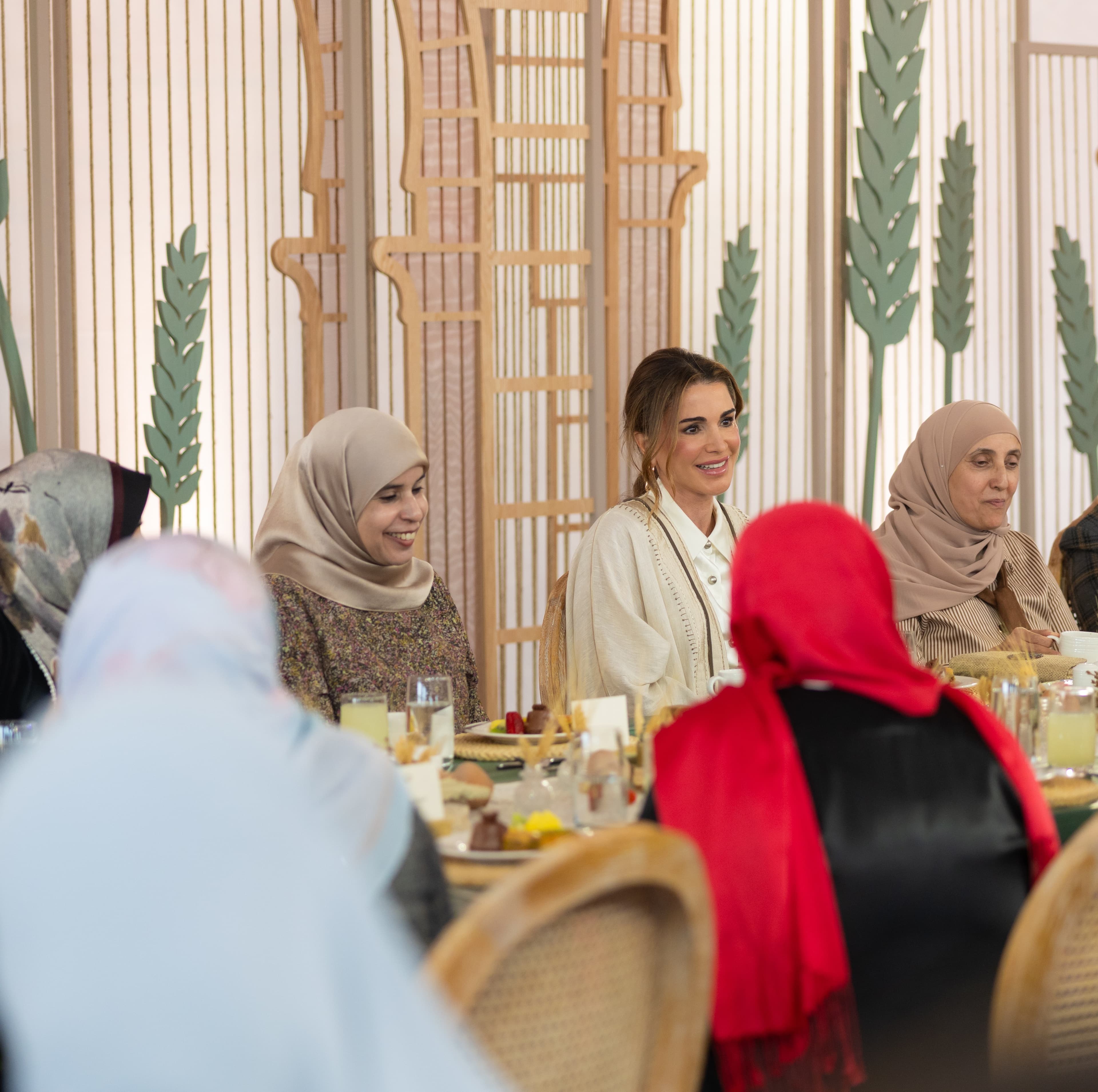 الملكة تلتقي بسيدات من المفرق وتشاركهن الغداء في أم الجمال