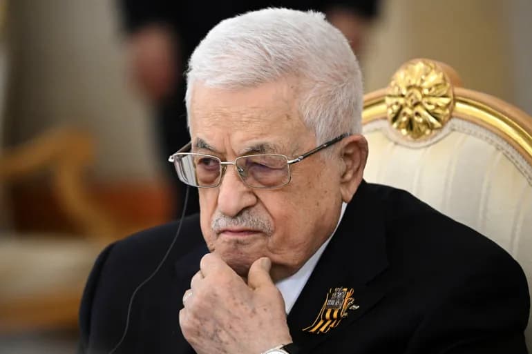 عباس يصدر إعلانا دستوريا بتولي نائب رئيس منظمة التحرير مهام الرئاسة الفلسطينية حال الشغور
