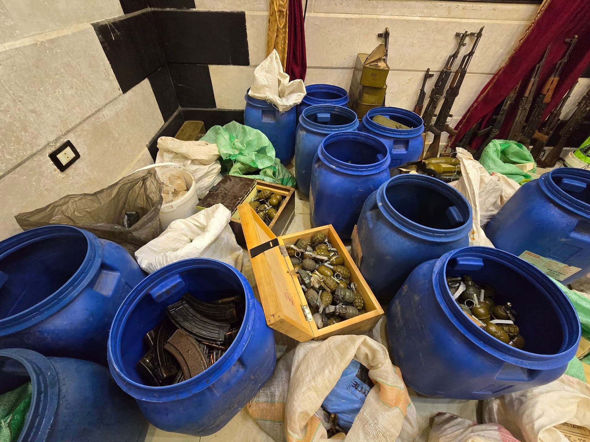 الداخلية السورية: القبض على مجموعة مسلحة تابعة لفلول النظام السابق بريف طرطوس