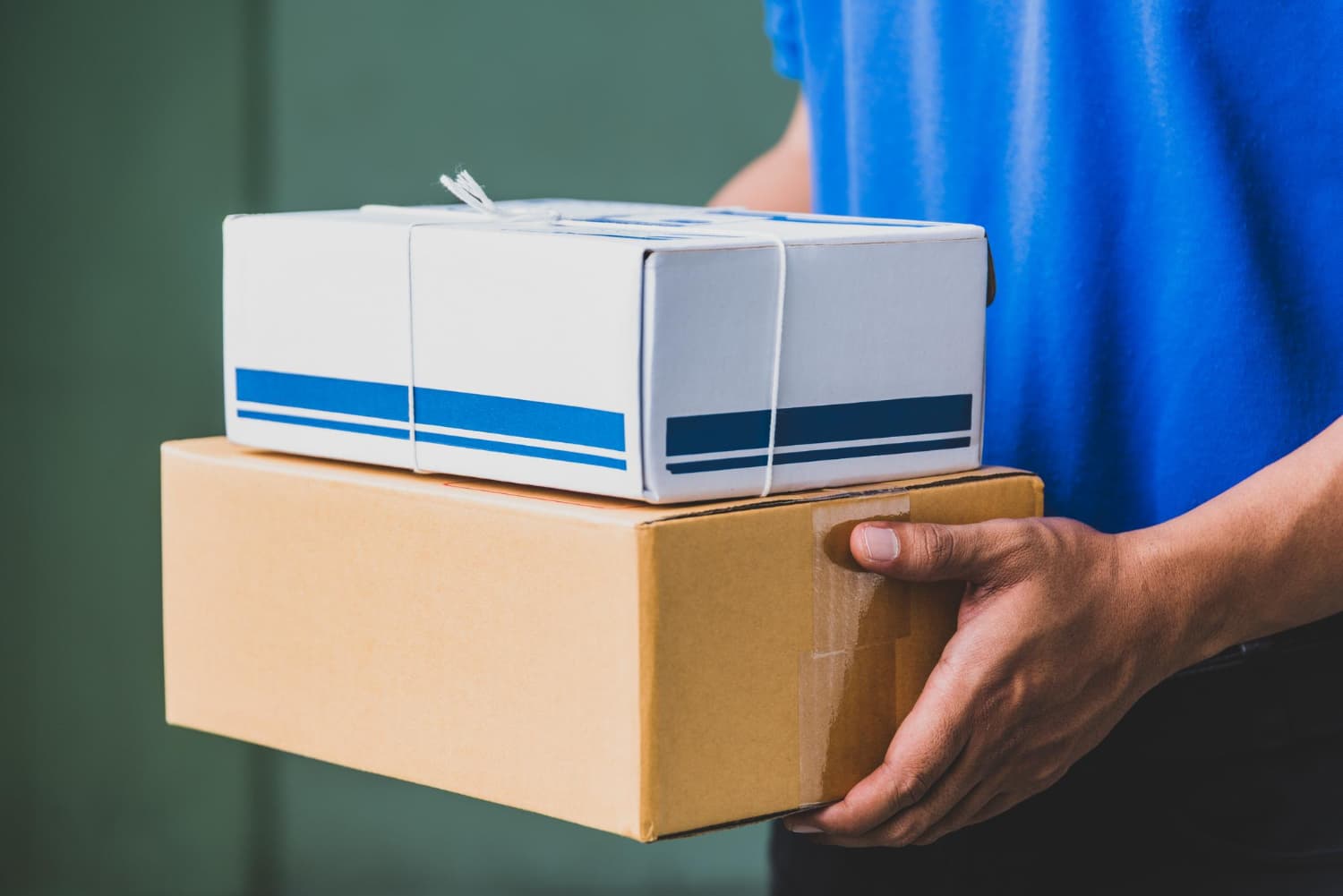 الحكومة تفرض ضريبة مبيعات بنسبة 16% على محتويات الطرود البريدية (تفاصيل)