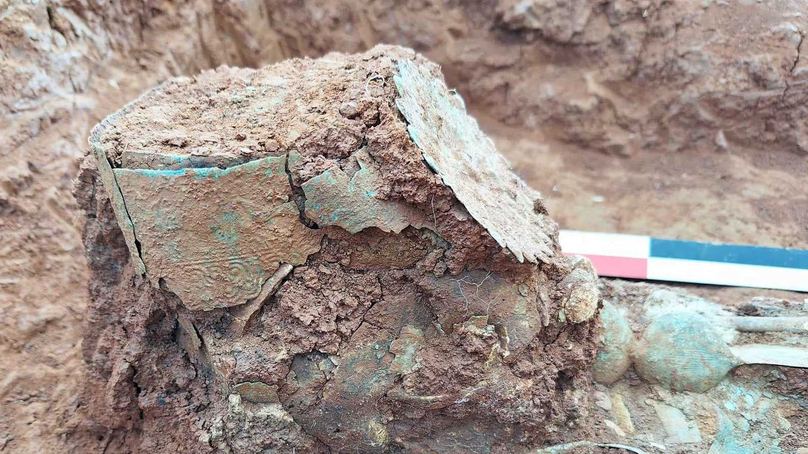 قبر امرأة بتاج مقلوب يذهل علماء الآثار في اليونان