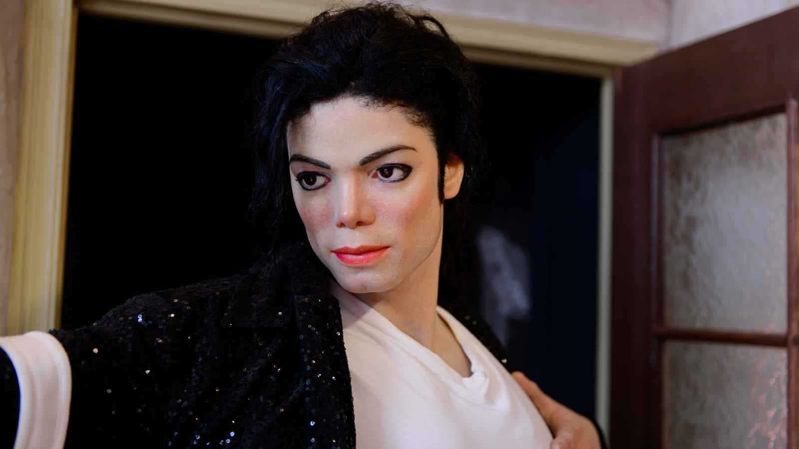 ما الأسرار الصادمة التي كشفها تقرير تشريح مايكل جاكسون؟