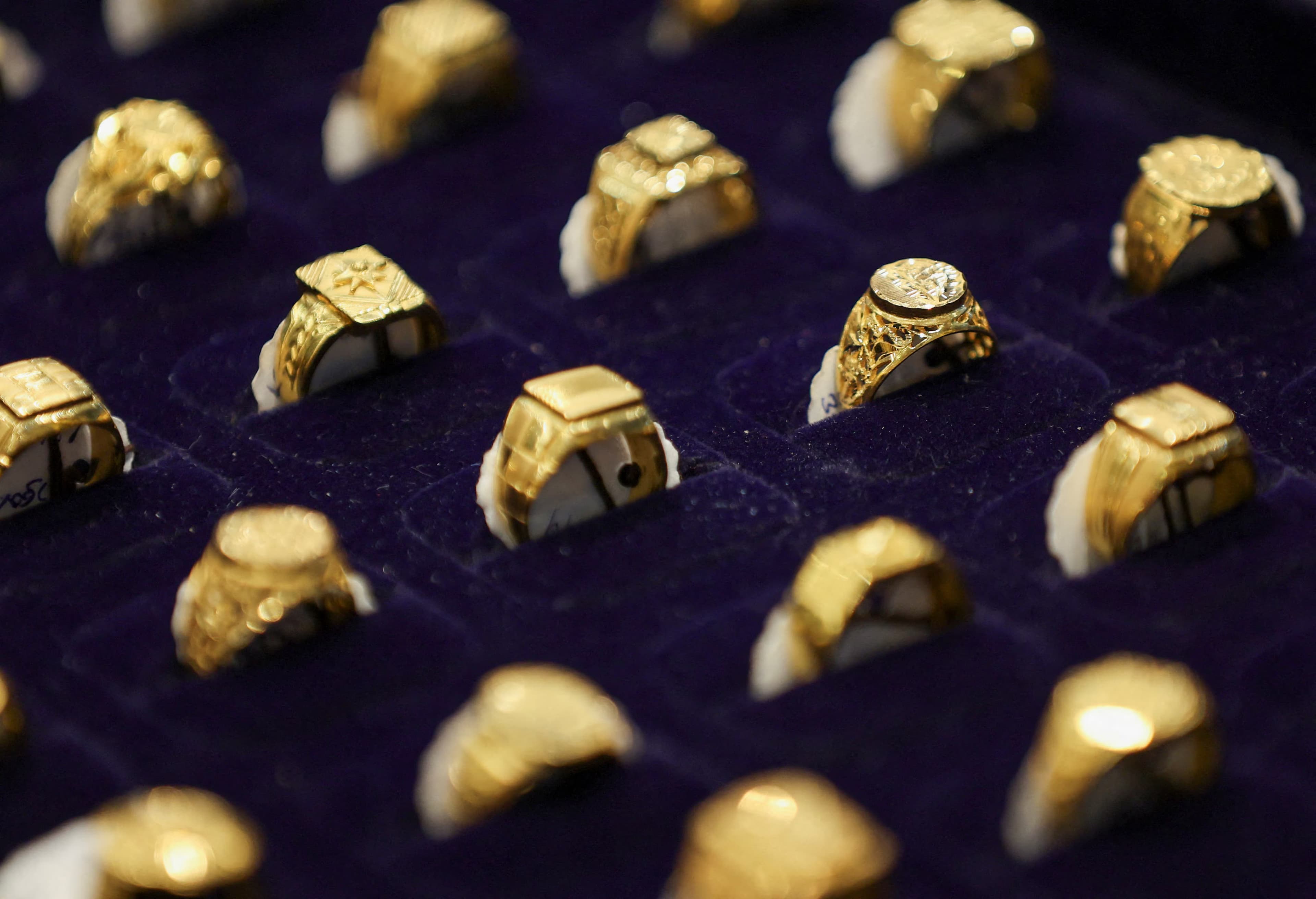 الذهب يسجل أعلى مستوى في 3 أسابيع عالميا.. وهذه أسعار أبرز المعادن النفيسة