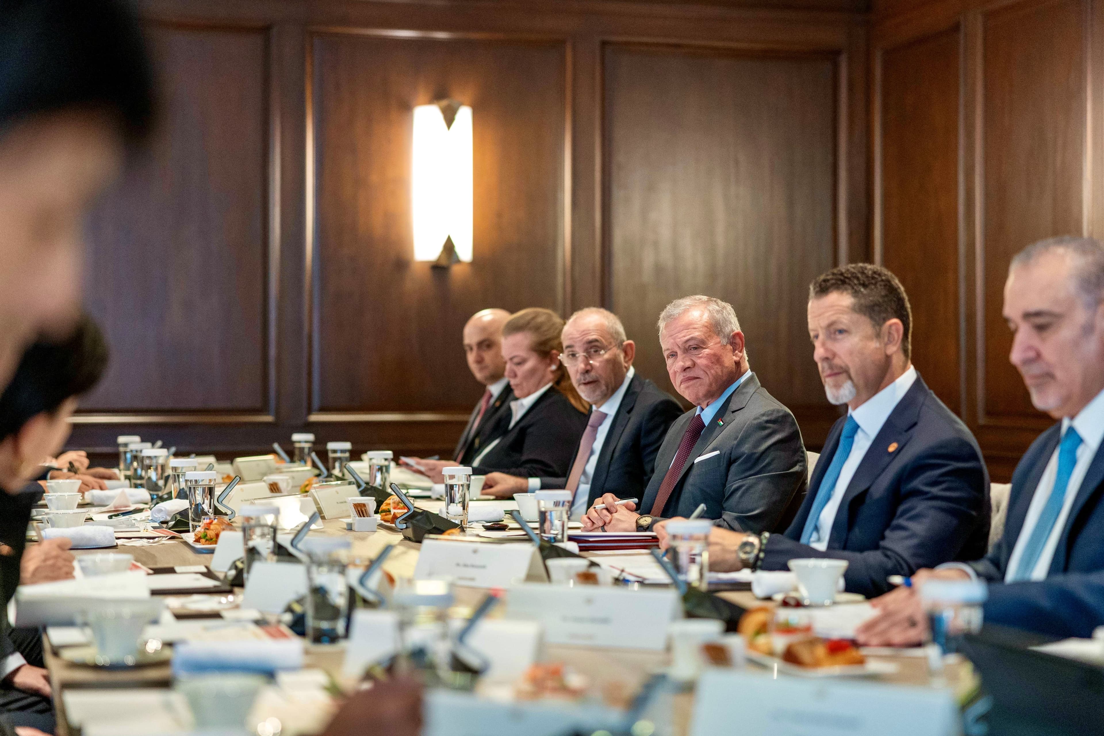 الملك يلتقي في طوكيو وزير الدفاع الياباني