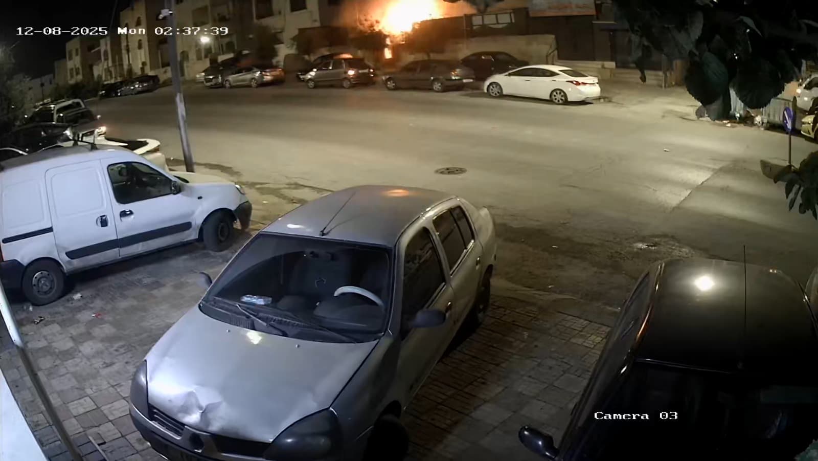 مسن ينقذ عائلته بشجاعة من انفجار اسطوانة غاز في عمان - فيديو