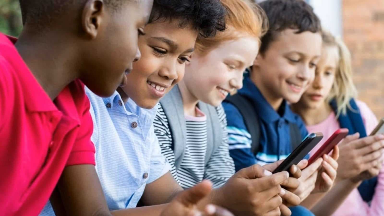 تشريع يحظر على الأطفال استخدام "فيسبوك" و"إنستغرام" دون موافقة