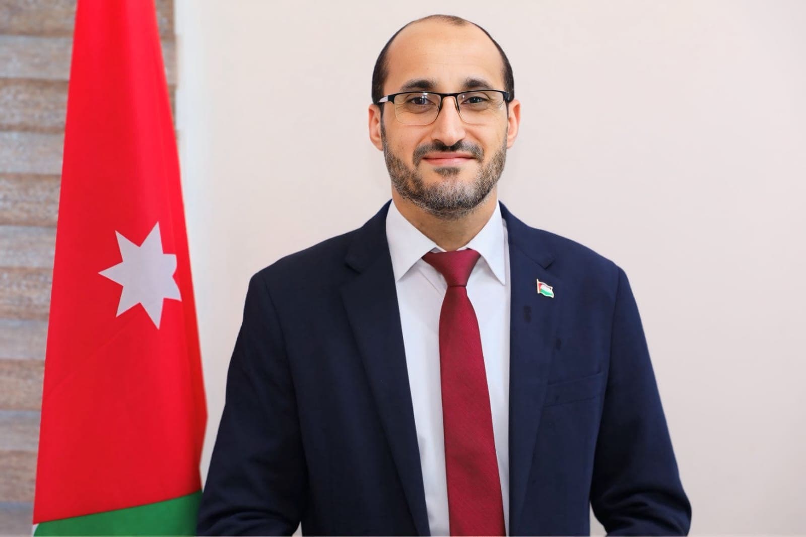 سلطان القائد في رجاله: رحلة الإدارة من قصور بني أمية إلى مكاتبنا