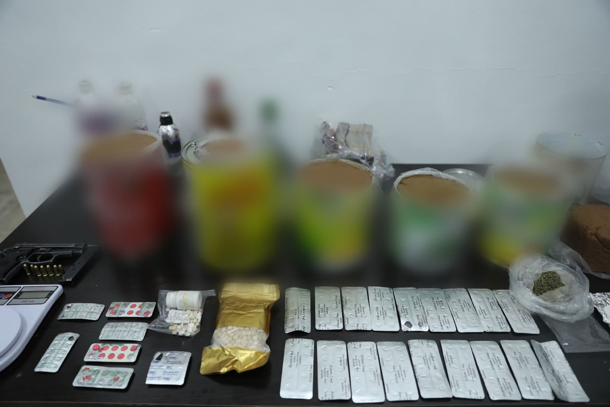 الداخلية السورية: ضبط كميات من الحشيش و"أتش بوز" وحبوبٍ مخدّرةٍ معدّةٍ للترويج داخل مدينة دير الزور