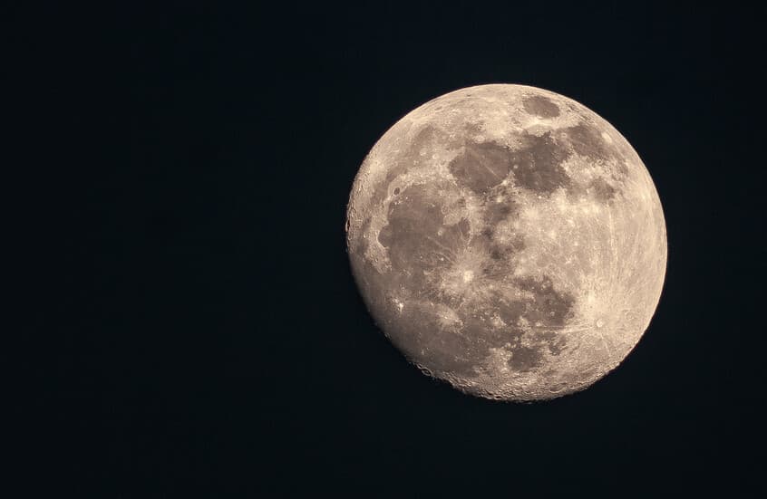 العلم يحل أخيرا لغز السحابة الغبارية الغامضة حول القمر