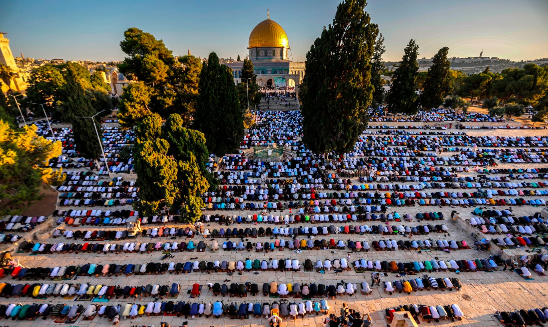 عشرات الآلاف يؤدون صلاة الجمعة في المسجد الأقصى وسط تشديدات الاحتلال