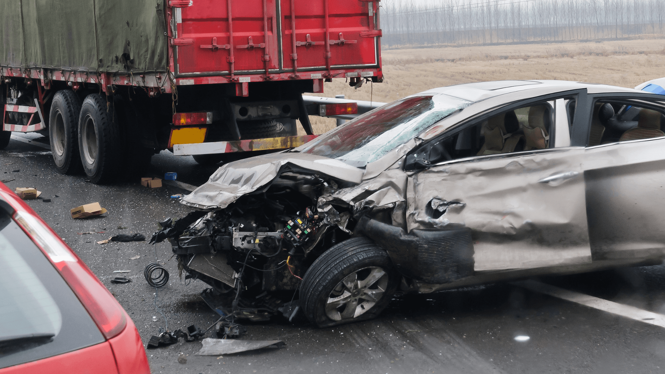 وفاة شخصين وإصابة 3 آخرين في حادث تدهور مركبة على الطريق الصحراوي