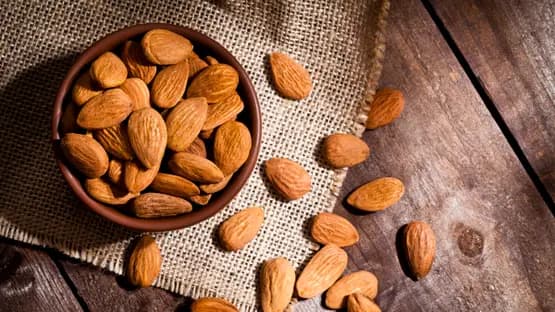 رغم فوائده.. الإفراط في تناول اللوز قد يضرك