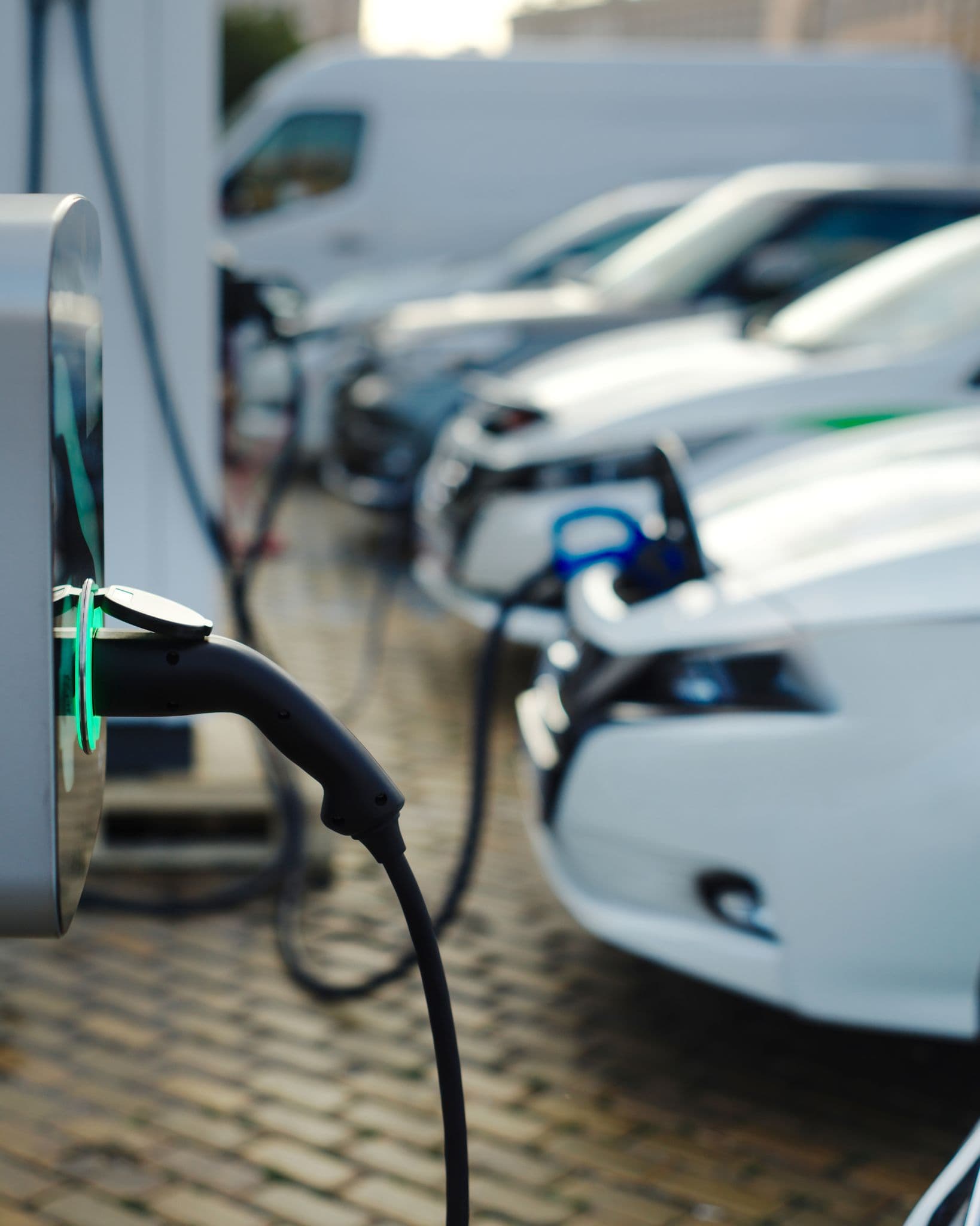 خبير سيارات يحذر مالكي المركبات الكهربائية خلال العواصف الرعدية