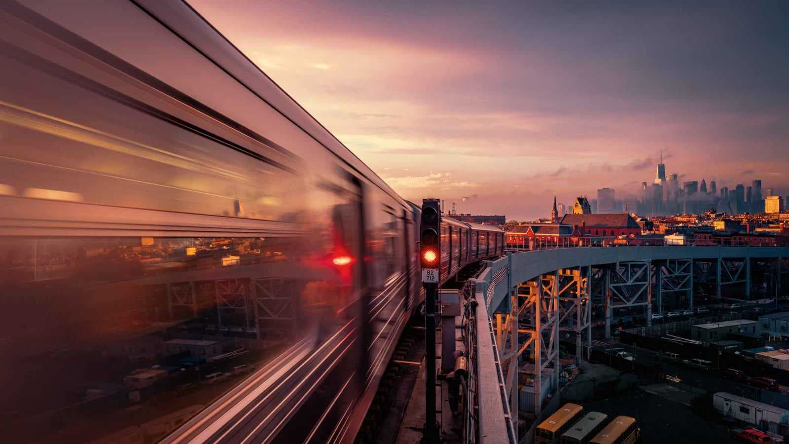 امرأة تدمر نافذة قطار بعد سرقة حقيبتها