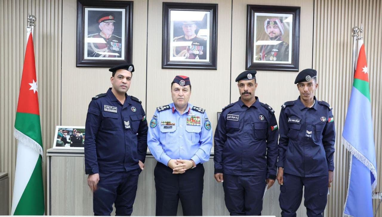 تكريم طاقم دورية نجده انقذ سيدة وأطفالها من داخل مركبة تعرضت للاشتعال في المفرق