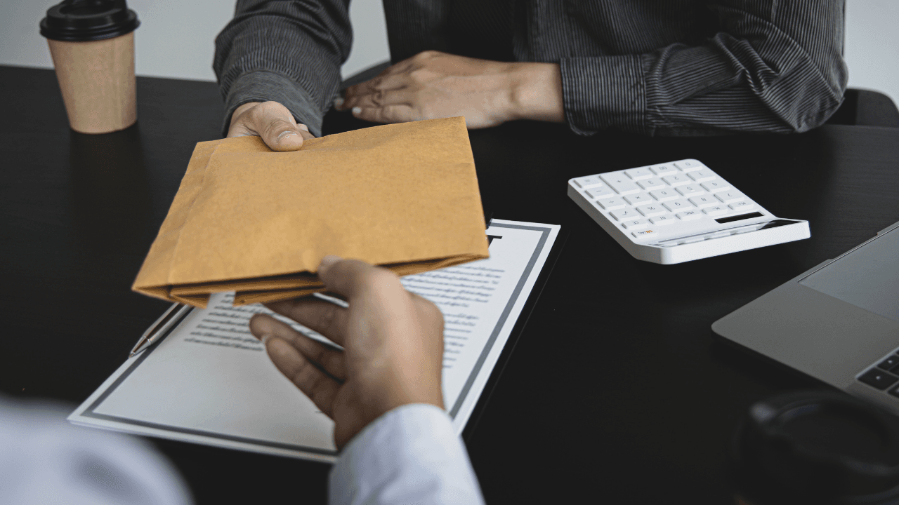 مواطن يزعم طلب موظف حكومي منه ألف دينار لتسيير معاملته داخل وزارة