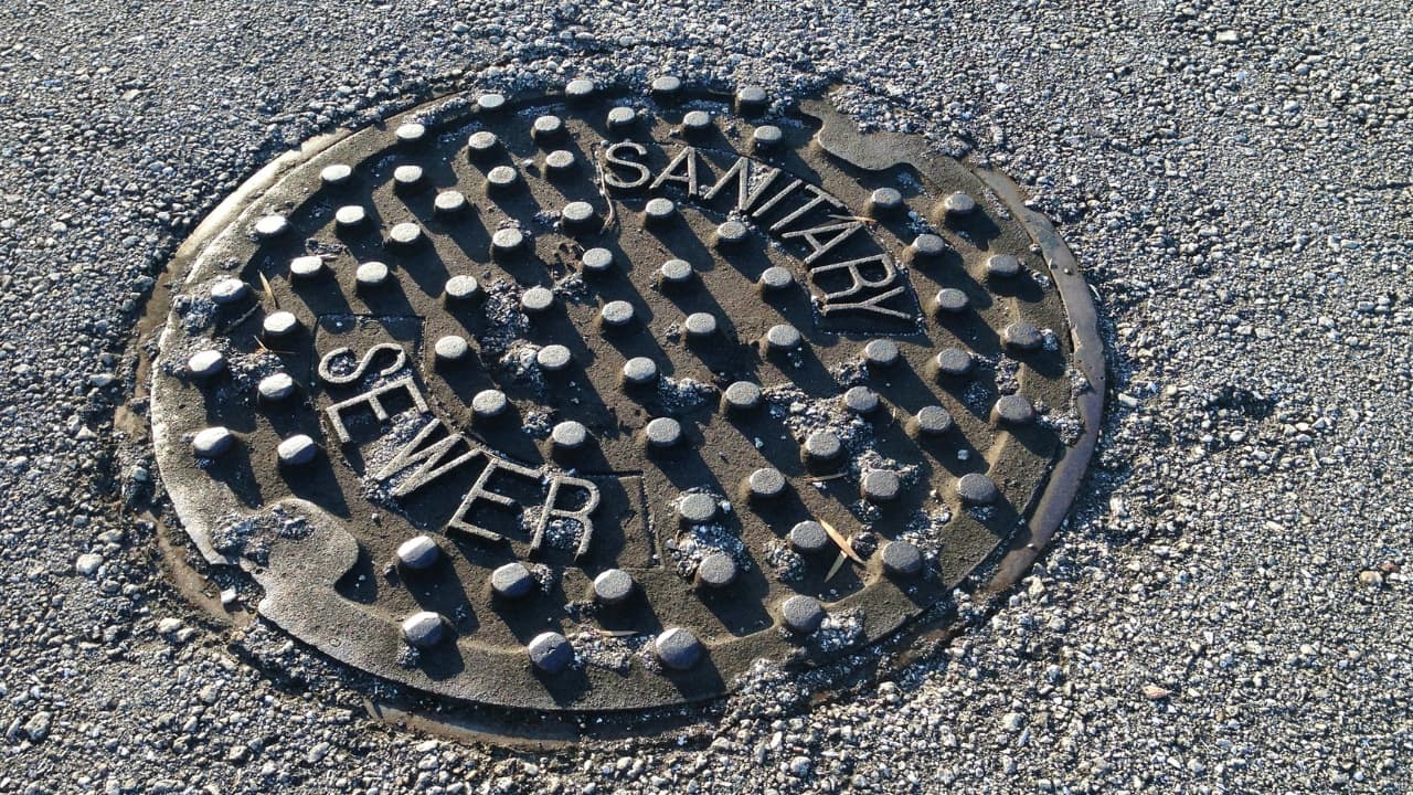 "قصة هوليودية".. الأشغال تكشف تفاصيل سرقة أغطية المناهل على طريق المئة عبر فتحة في باص