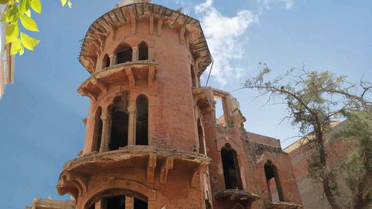 "القصر الأحمر".. هدم مبنى تاريخي يثير انتقادات في مصر