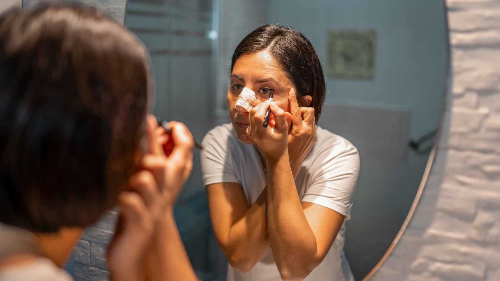 مراهقة تطعن صديقها بسبب عملية تجميل