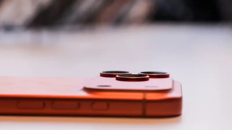 أزمة جديدة لأبل.. هواتف آيفون برو البرتقالية تتحول إلى لون وردي تلقائيًا