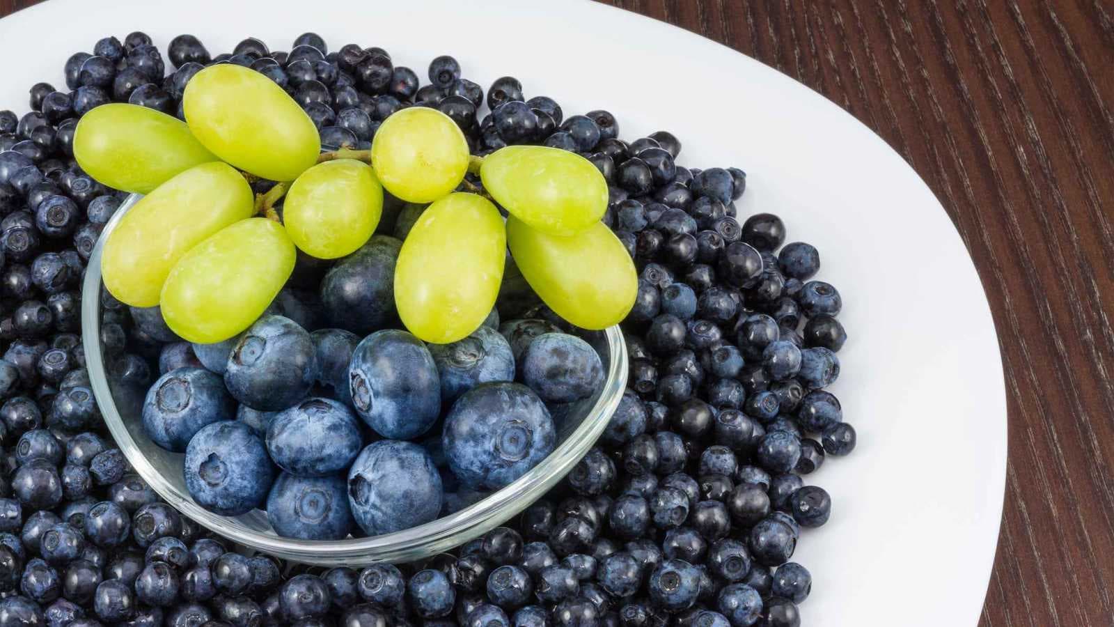 التوت الأزرق مقابل العنب.. أيهما أفضل لصحة القلب؟