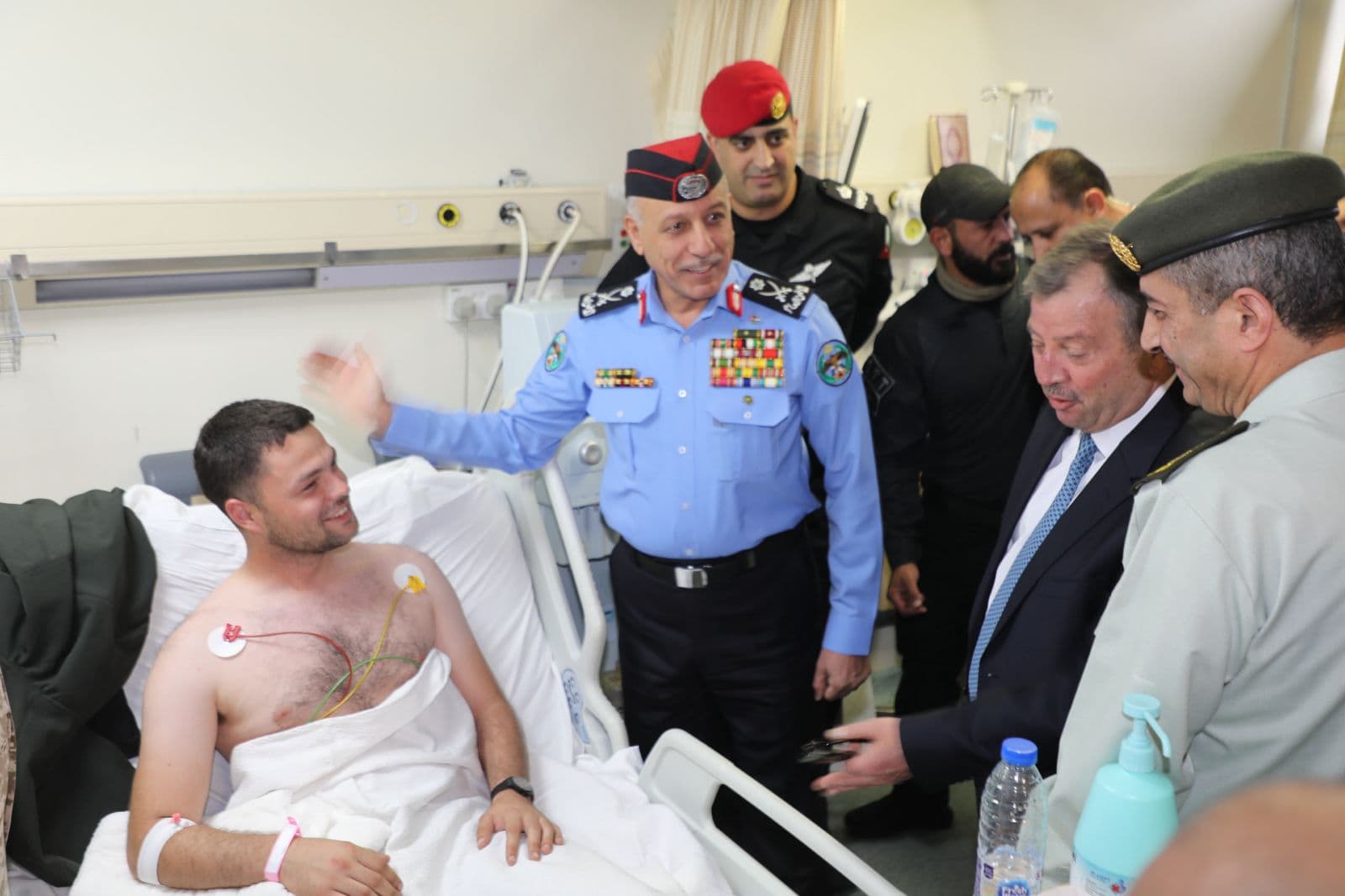 مديرا المخابرات والأمن العام يطمئنان على صحة مصابي المداهمة الأمنيّة في الرمثا