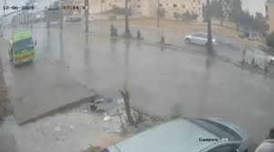 لحظة سقوط فتاة بحفرة فائضة بمياه الأمطار في عمان