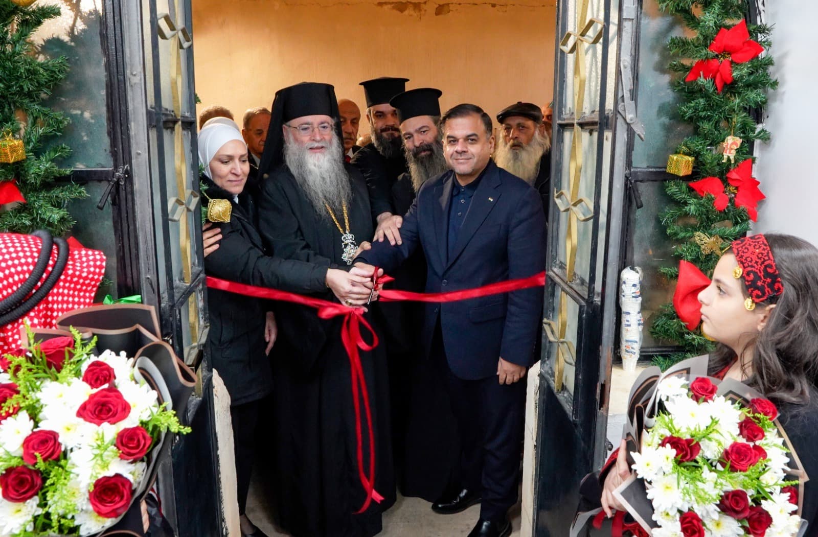 إضاءة شجرة عيد الميلاد في تل إربد