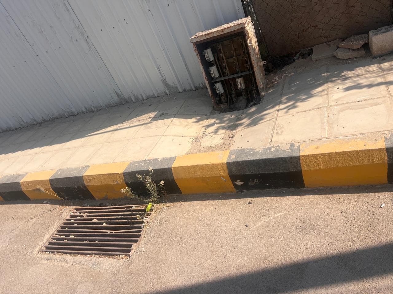 خطر يهدد أرواح العاملين والزوار في المنطقة الحرّة بالزرقاء بسبب علبة كهرباء مفتوحة