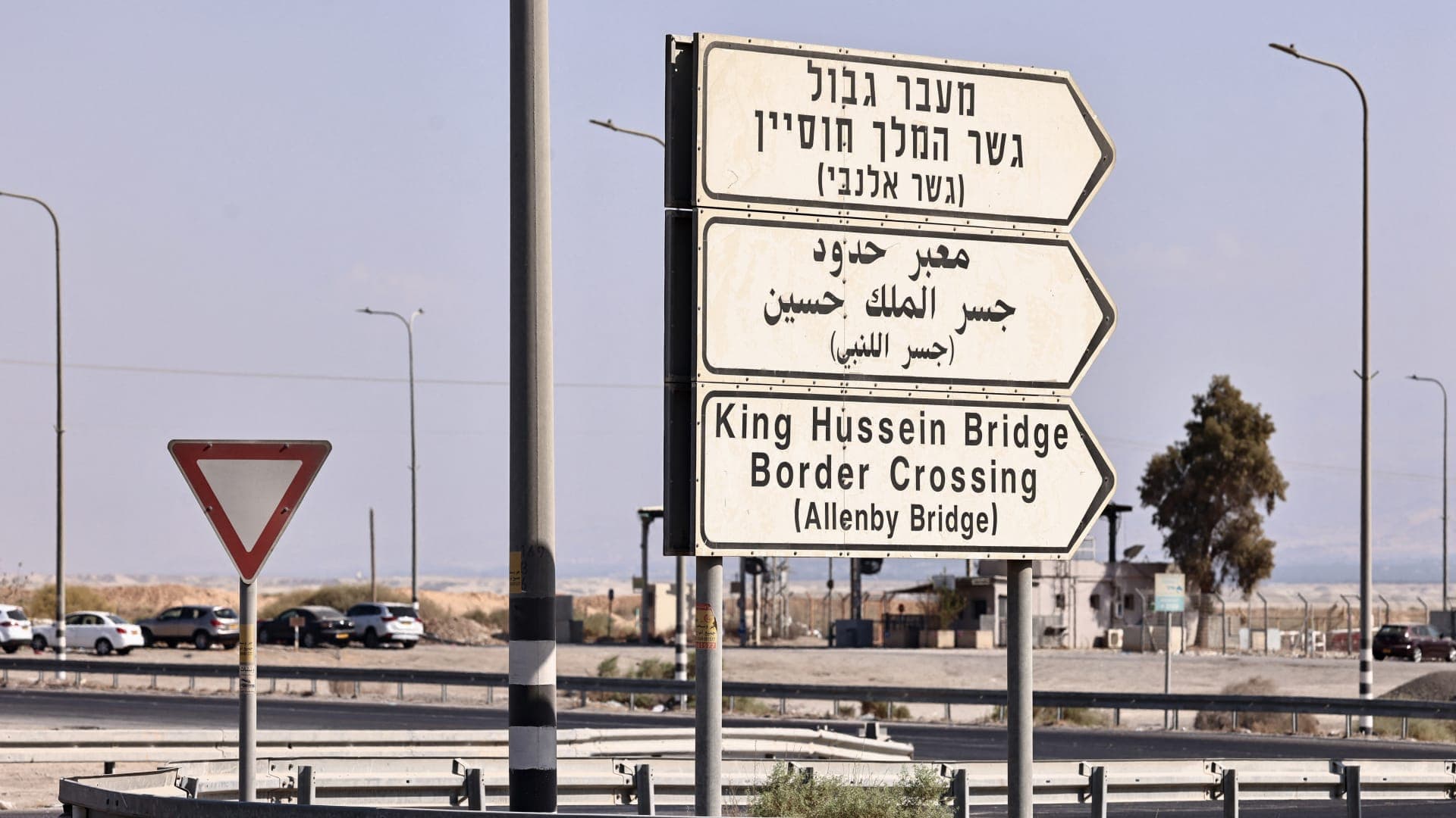 "إسرائيل" تعلن إعادة فتح معبر اللنبي أمام المساعدات إلى غزة بعد شهرين من الإغلاق