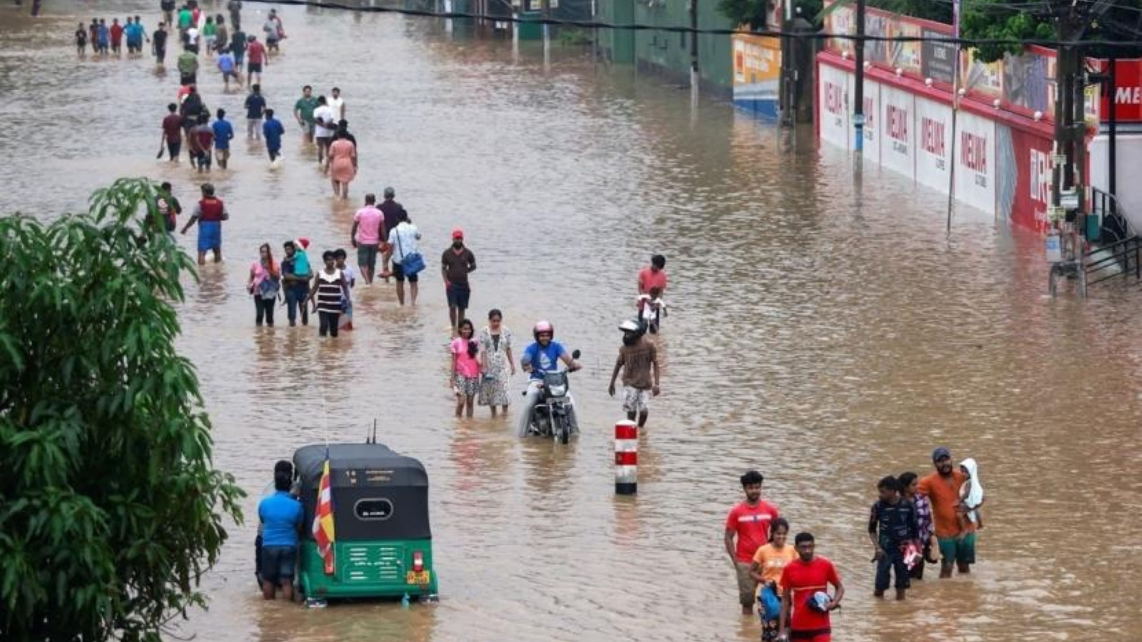 مصرع 61 شخصا وفقدان آخرين جراء إعصار ضرب سريلانكا