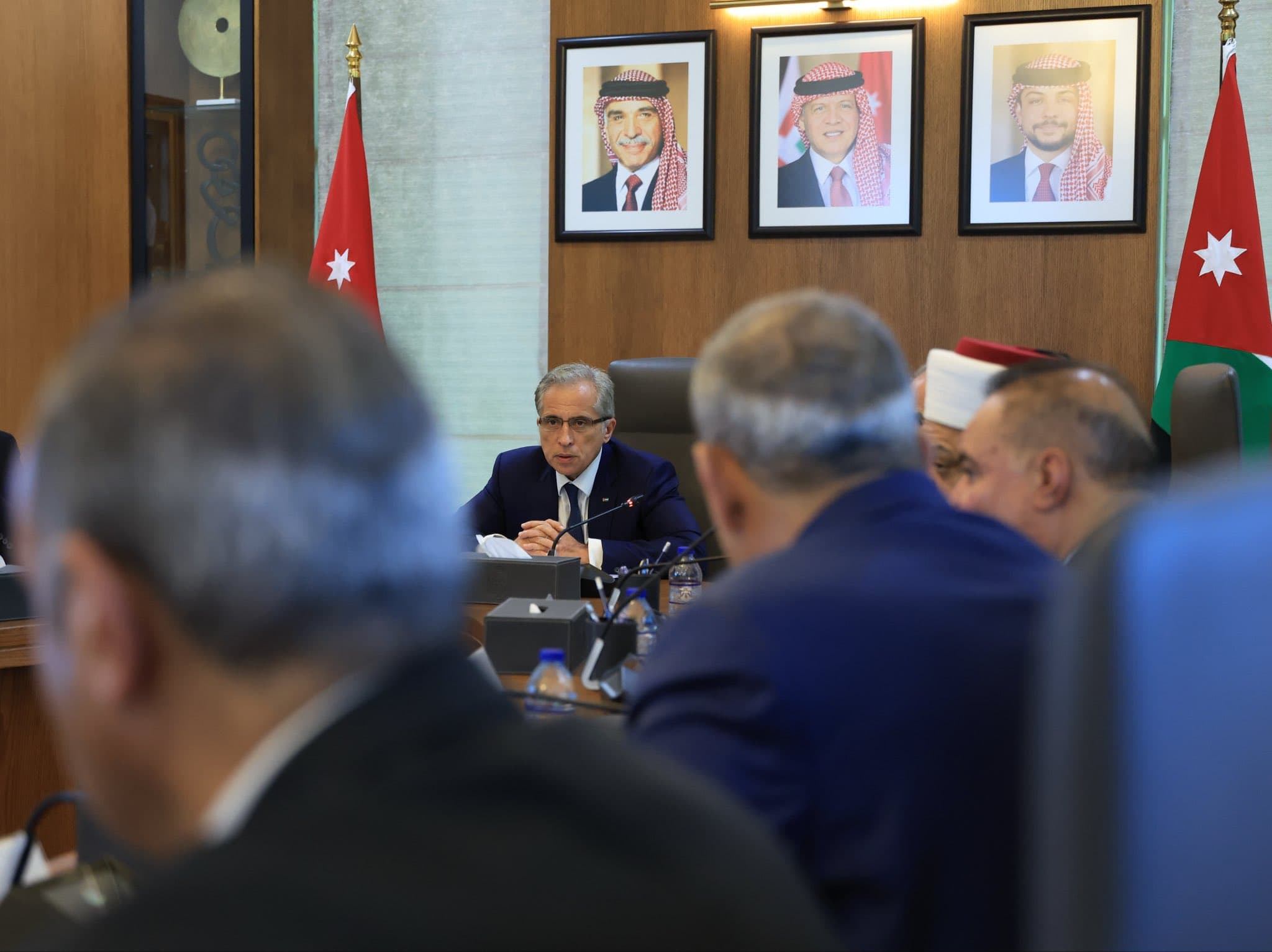 توجيهات من رئيس الوزراء بإنفاذ القانون وتطبيقه بحق المخالفين ممن يلقون النفايات بشكل عشوائي