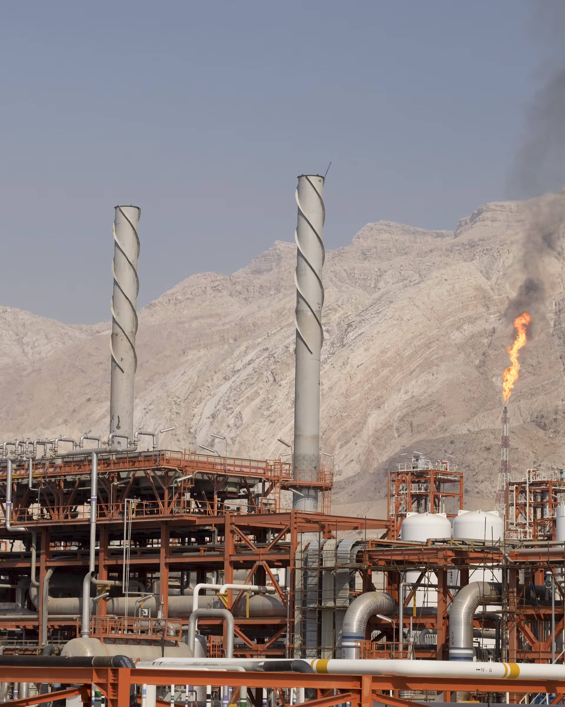 جيش الاحتلال يعلن مهاجمة مجمع مصانع البتروكيماويات جنوب غرب إيران