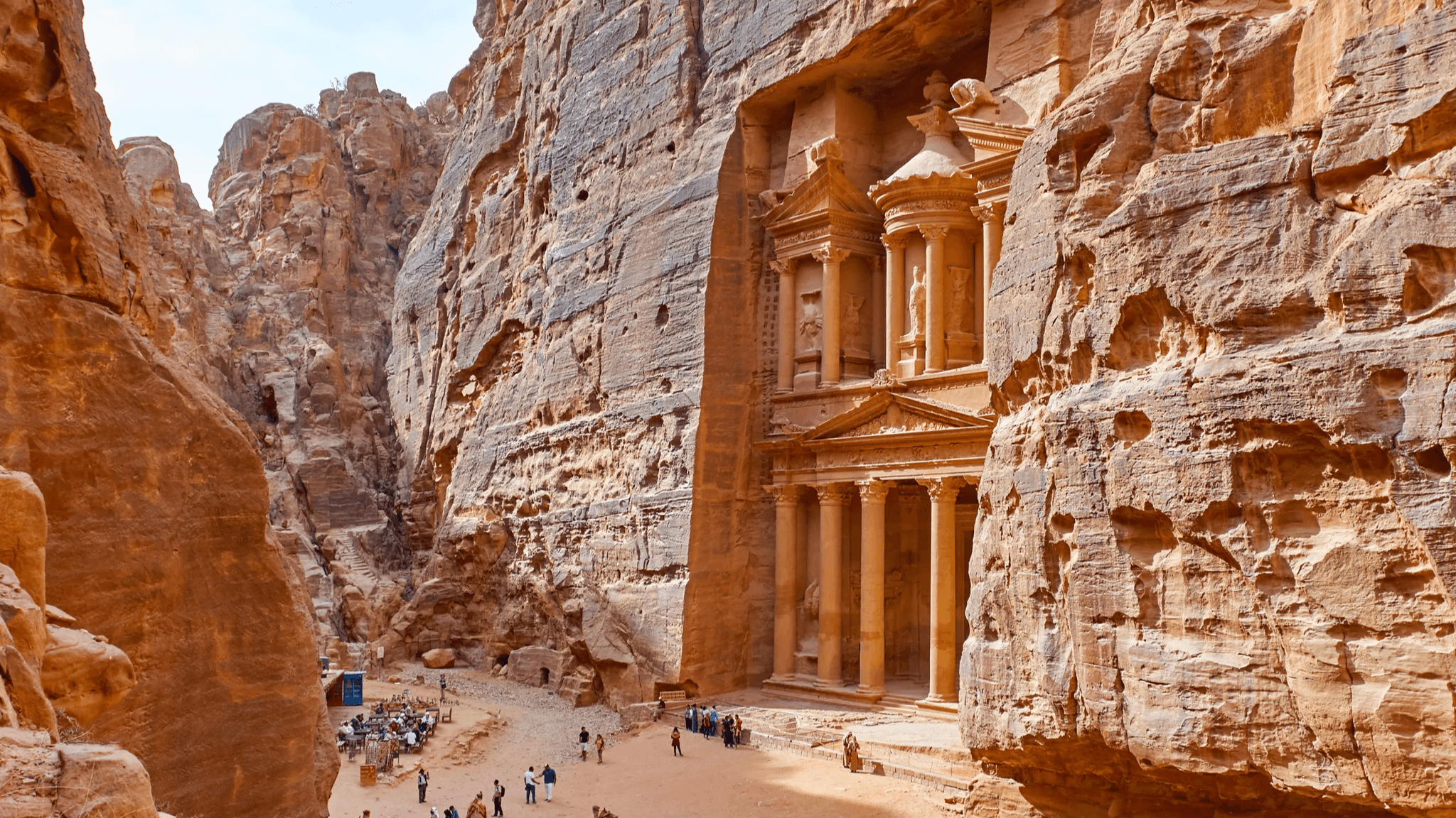 الحكومة تقر تسهيلات مالية لدعم استدامة السياحة في البترا