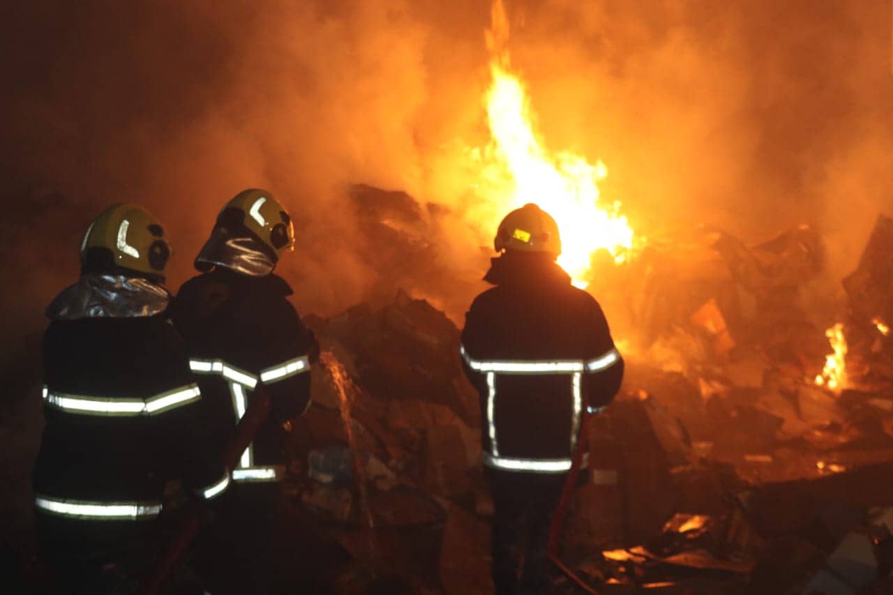 الدفاع المدني يخمد حريق هنجر بالمنطقة الصناعية في إربد