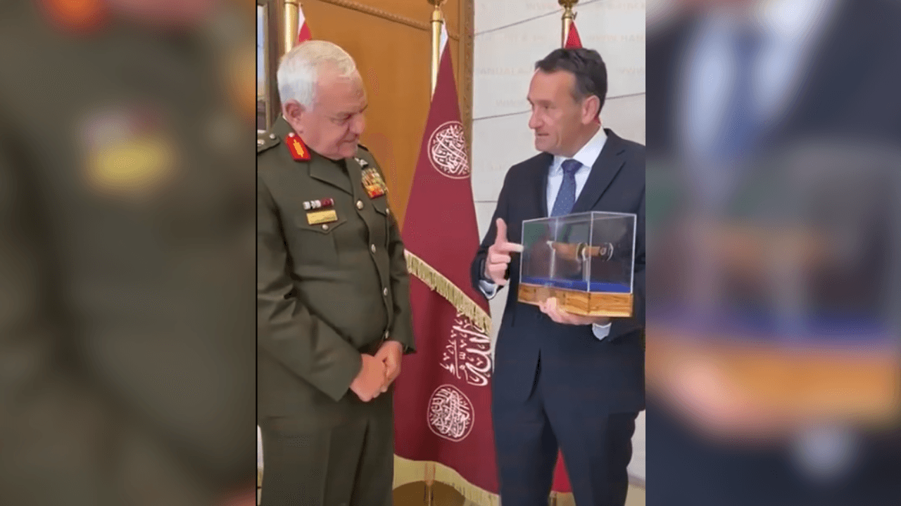 انتشر عبر منصات التواصل الاجتماعي مقطع فيديو يجمع رئيس هيئة الأركان ال