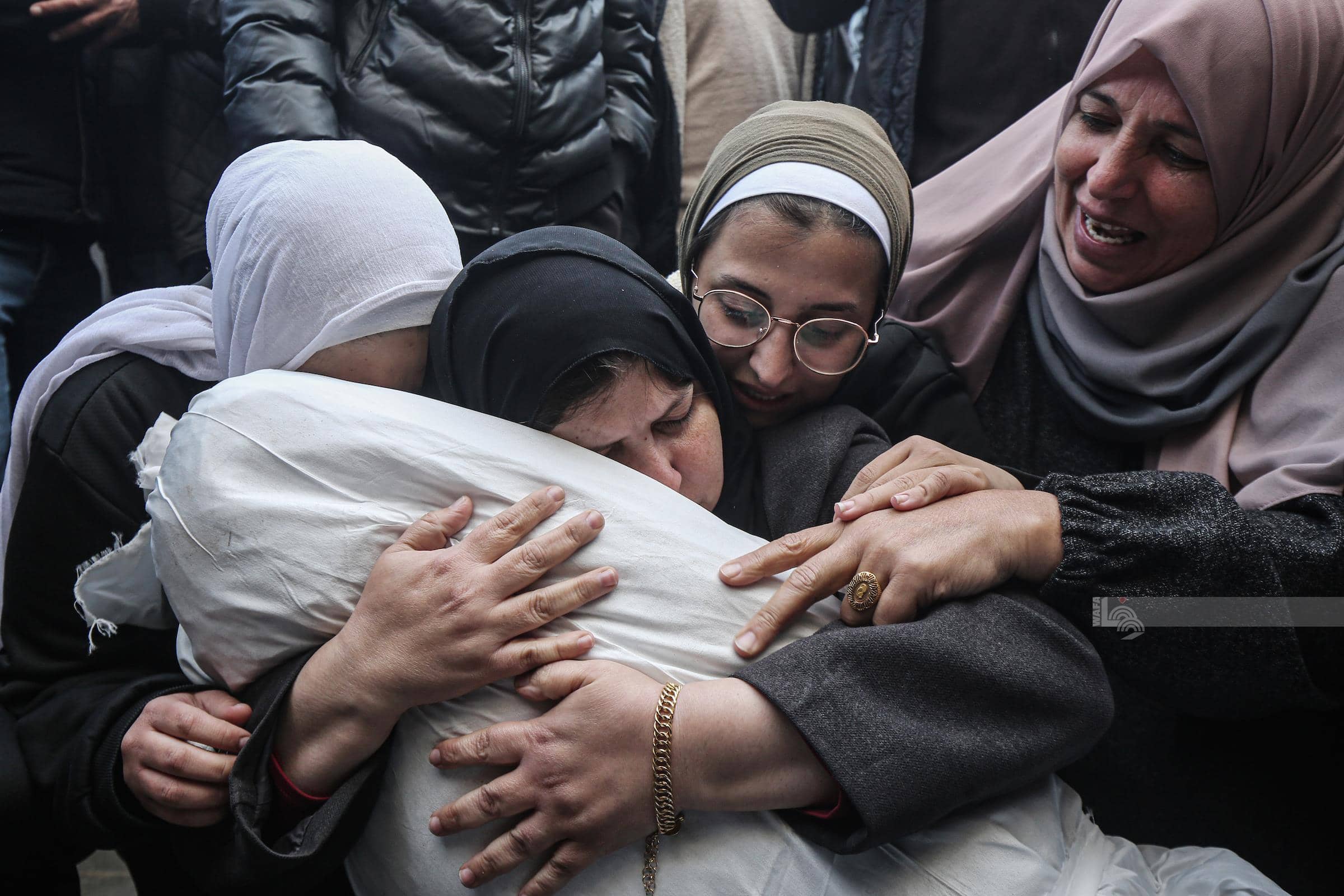 استشهاد عائلة فلسطينية كاملة بعد قصف الاحتلال خيمتهم في خان يونس