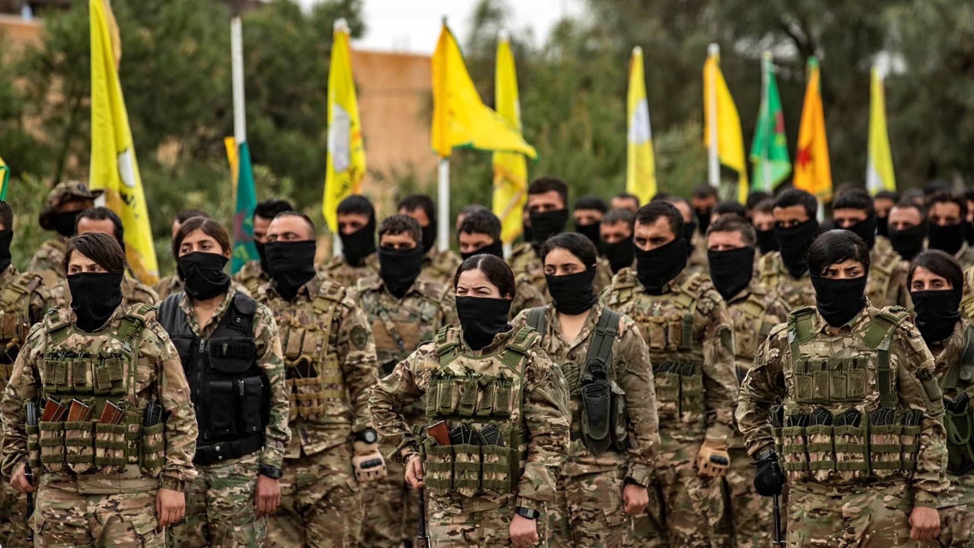 "الإخبارية السورية": انشقاقات واسعة في صفوف "قسد" بالرقة