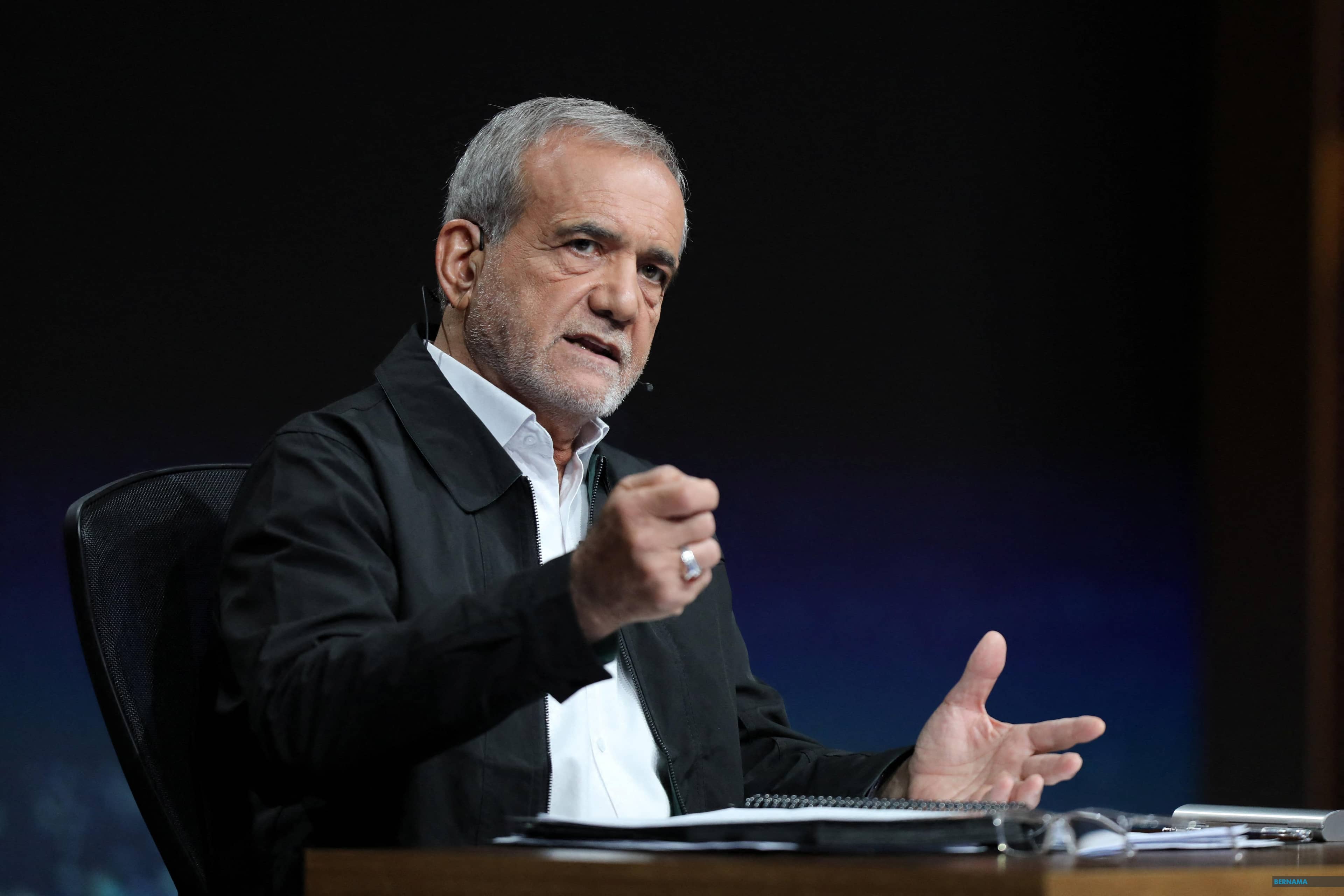 الرئيس الإيراني يتوعد بتدمير قواعد وقدرات "الأعداء" ويدعو للوحدة الوطنية