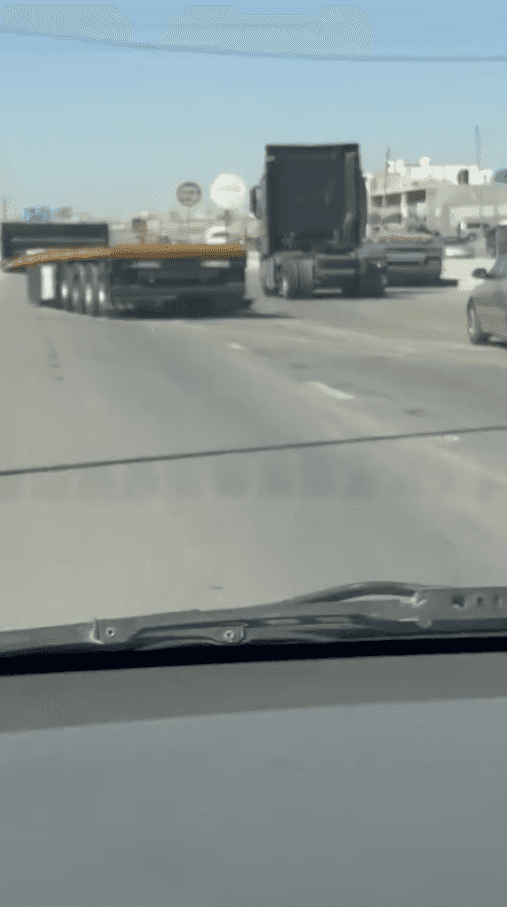 انفصال مقطورة عن شاحنة في منطقة الفيصلية بعمان