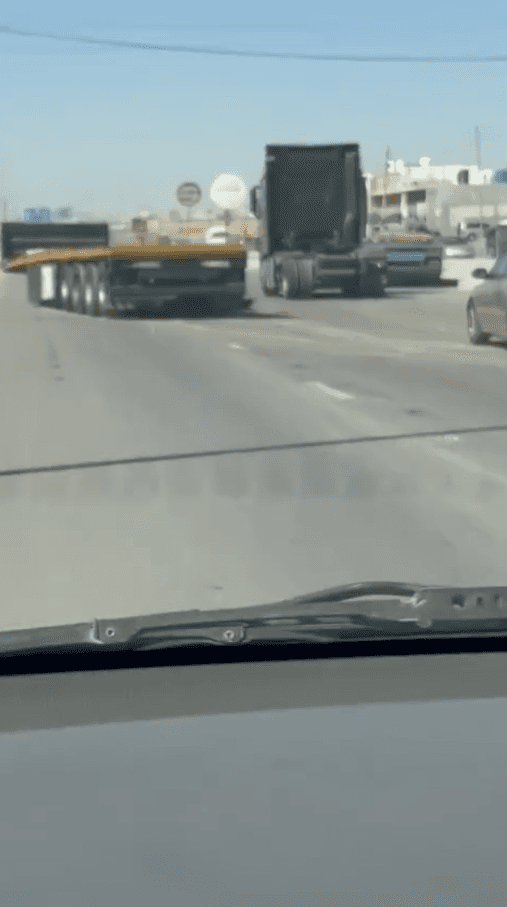 انفصال مقطورة عن شاحنة في منطقة الفيصلية بعمان