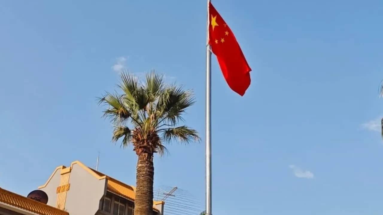 السفارة الصينية تنكس علمها حدادا على ضحايا الكرك وتضامنا مع الأردن