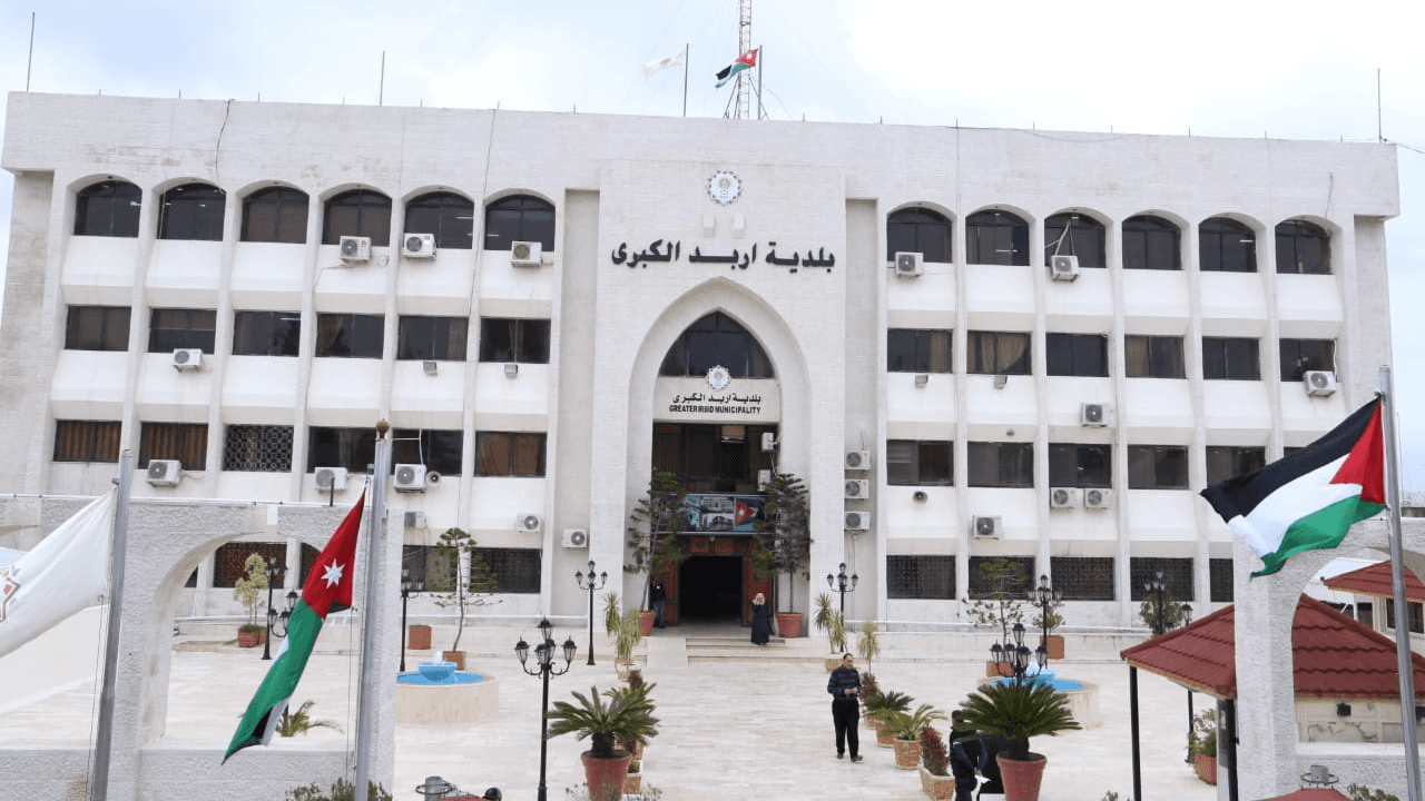 بلدية إربد تبدأ بإزالة دوار الثقافة تمهيداً لتركيب إشارة ضوئية ذكية