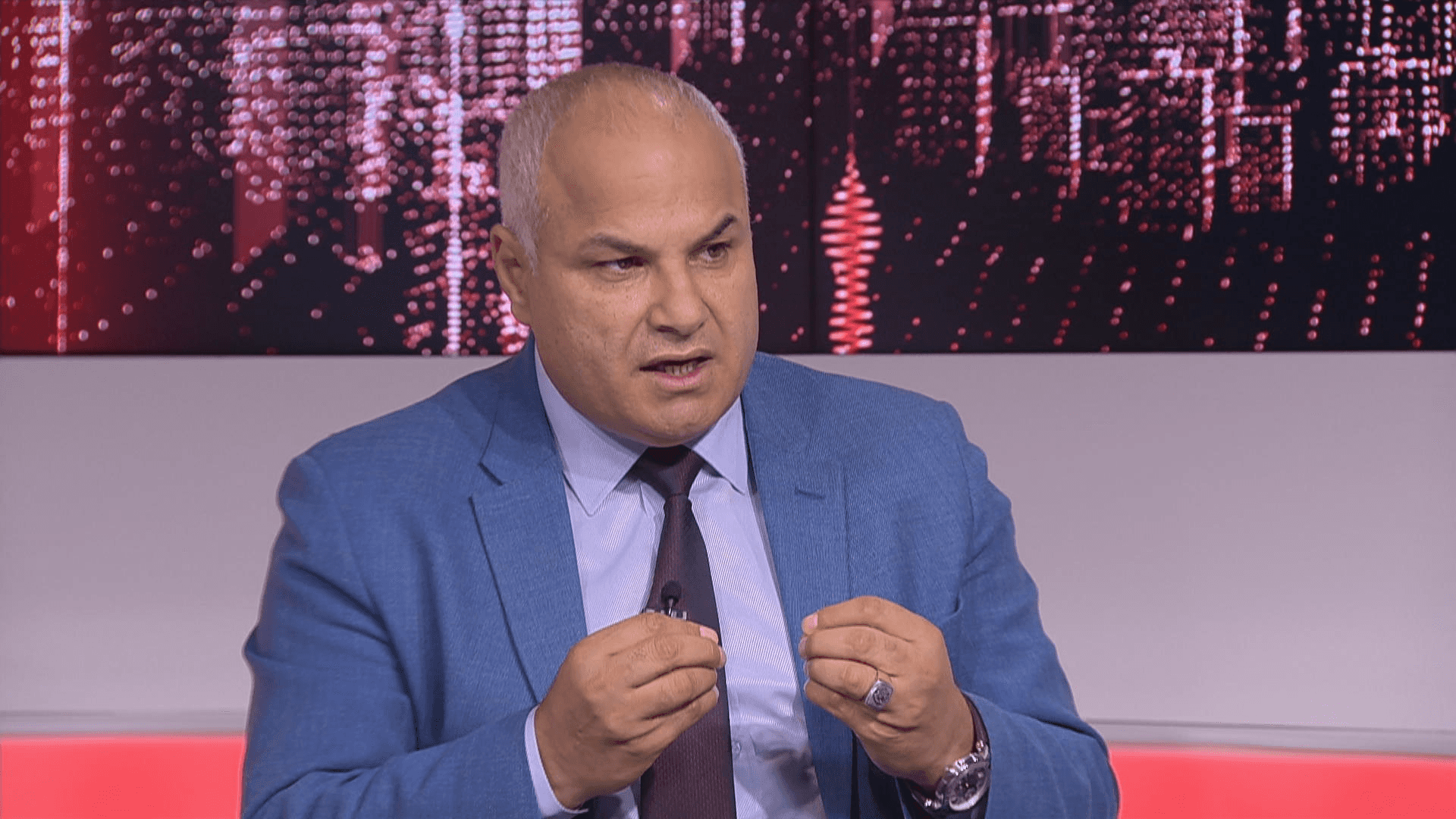 الدار - دعا وزير العمل الدكتور خالد البكار القطاع الخاص إلى التماهي مع