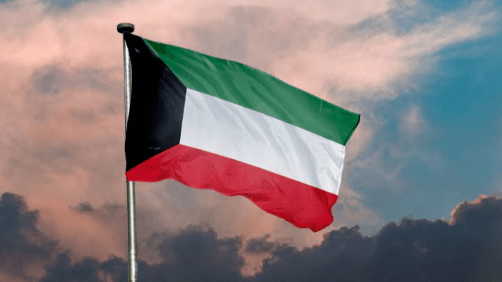 أعلن الجيش الكويتي، اليوم الأحد، اعتراضه وتصديه لهجمات صاروخية وهجمات