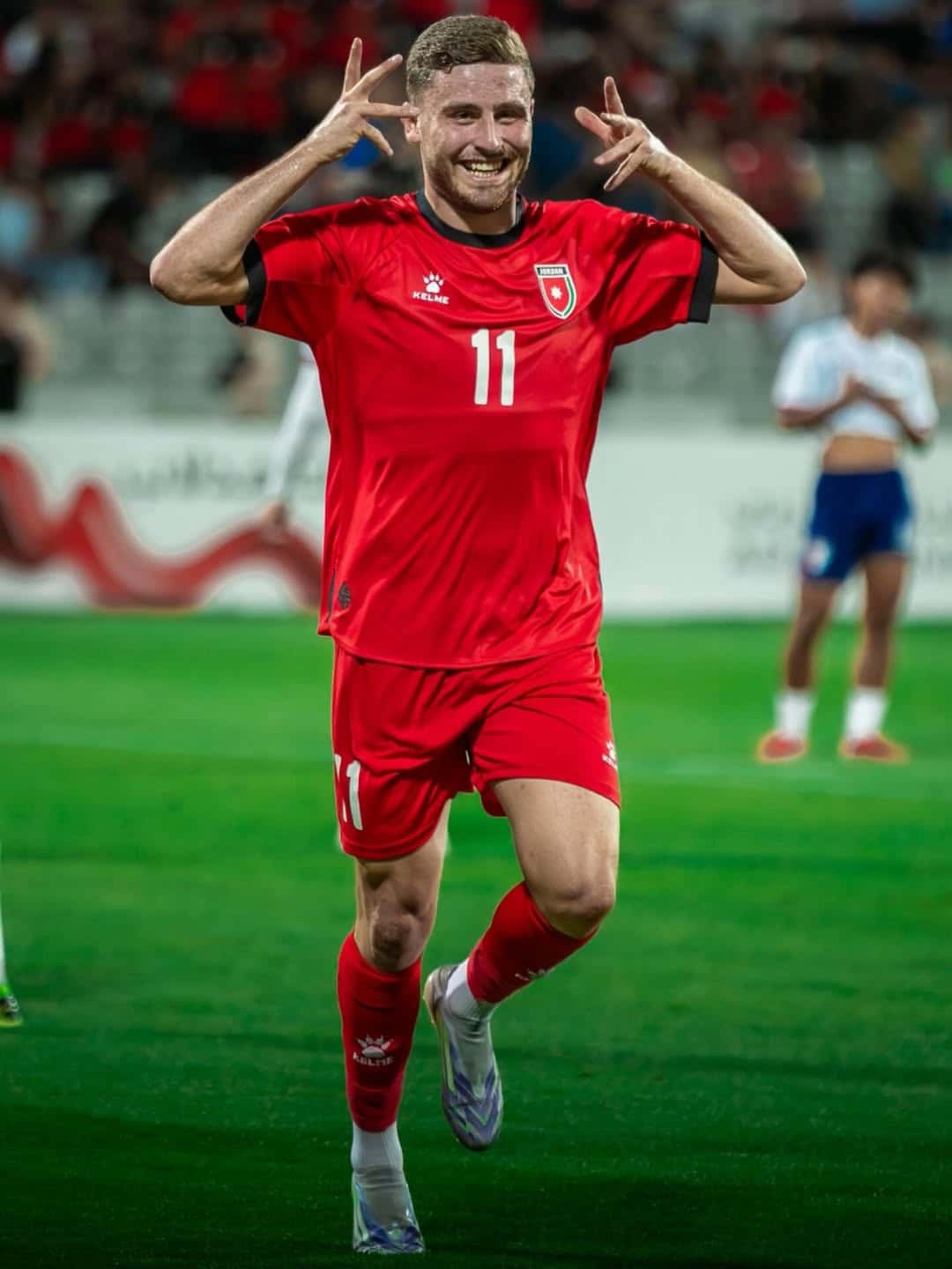 أعلن نادي الشباب السعودي، مساء الثلاثاء، تعاقده مع المهاجم الأردني علي