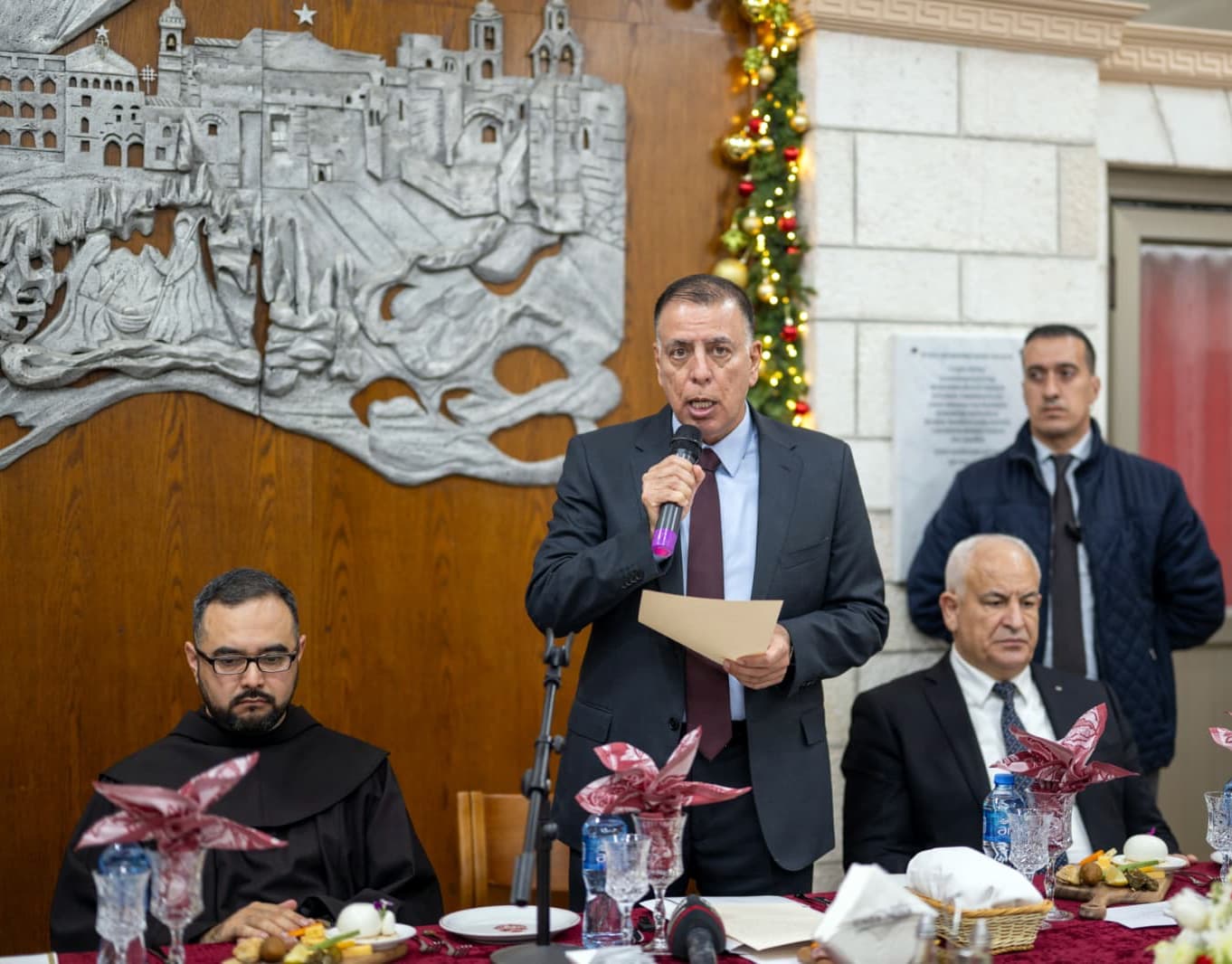 مندوبا عن الملك.. وزير الداخلية يشارك بقداس منتصف الليل في كنيسة المهد ببيت لحم