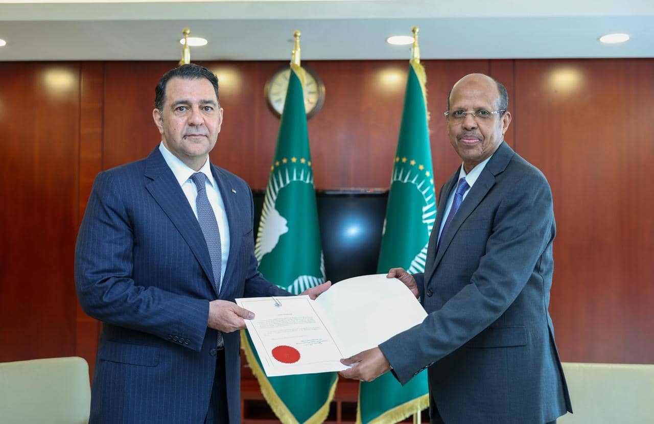 السفير المومني يقدم أوراق اعتماده لرئيس مفوّضيّة الاتحاد الأفريقي